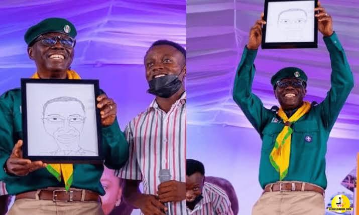 Lagos State Governor, Sanwo-Olu heartily receives caricature drawing made of him by an “artiste” (Photos)