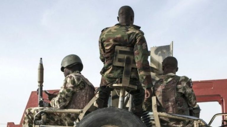97814003_army-1
